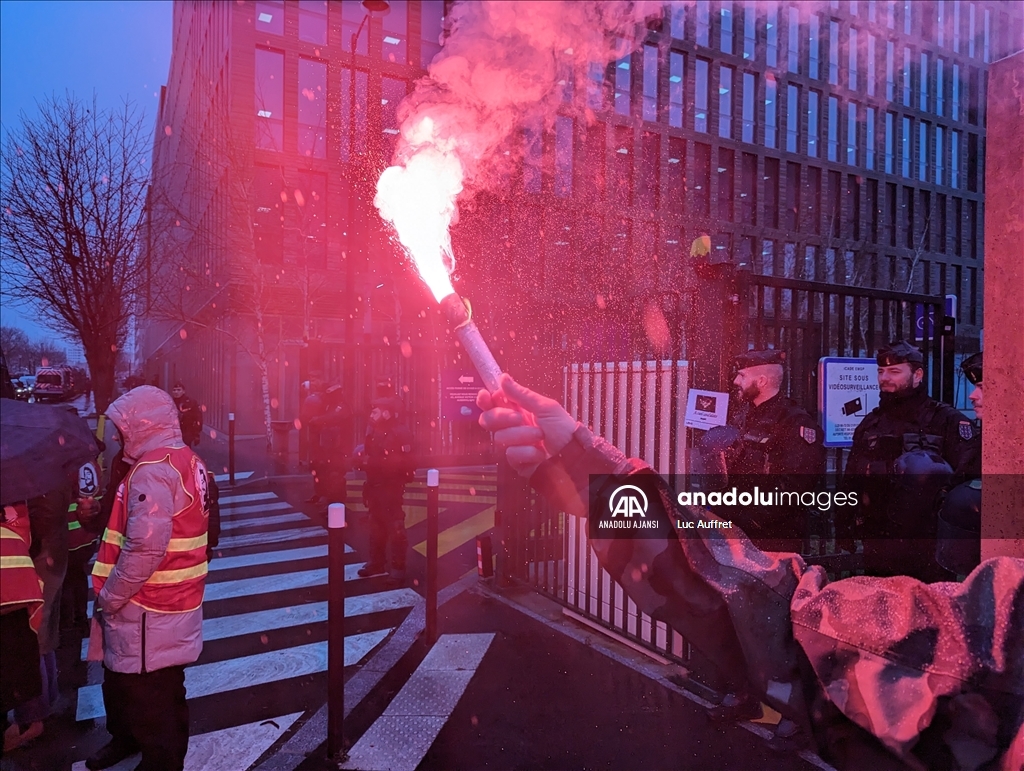 Fransa'da işçiler Paris 2024 Oyunları Genel Merkezi önünde çalışma koşullarını protesto etti