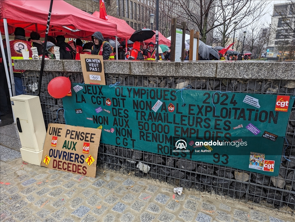 Fransa'da işçiler Paris 2024 Oyunları Genel Merkezi önünde çalışma koşullarını protesto etti
