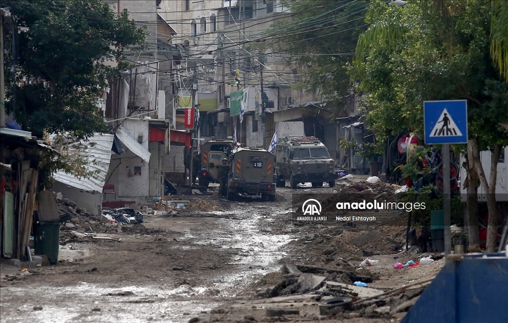 İsrail güçleri Batı Şeria'nın Tulkerim Mülteci Kampı'nda gözaltı ve tahribata devam ediyor
