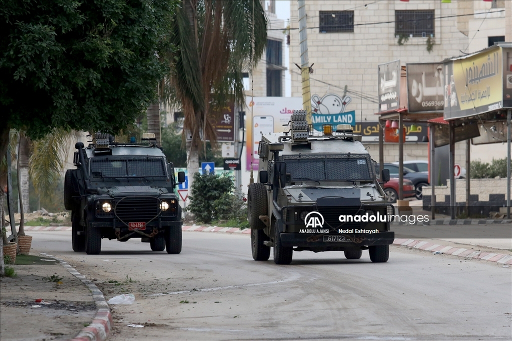 İsrail güçleri Batı Şeria'nın Tulkerim Mülteci Kampı'nda gözaltı ve tahribata devam ediyor