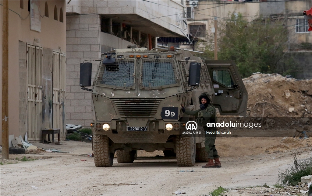 İsrail güçleri Batı Şeria'nın Tulkerim Mülteci Kampı'nda gözaltı ve tahribata devam ediyor