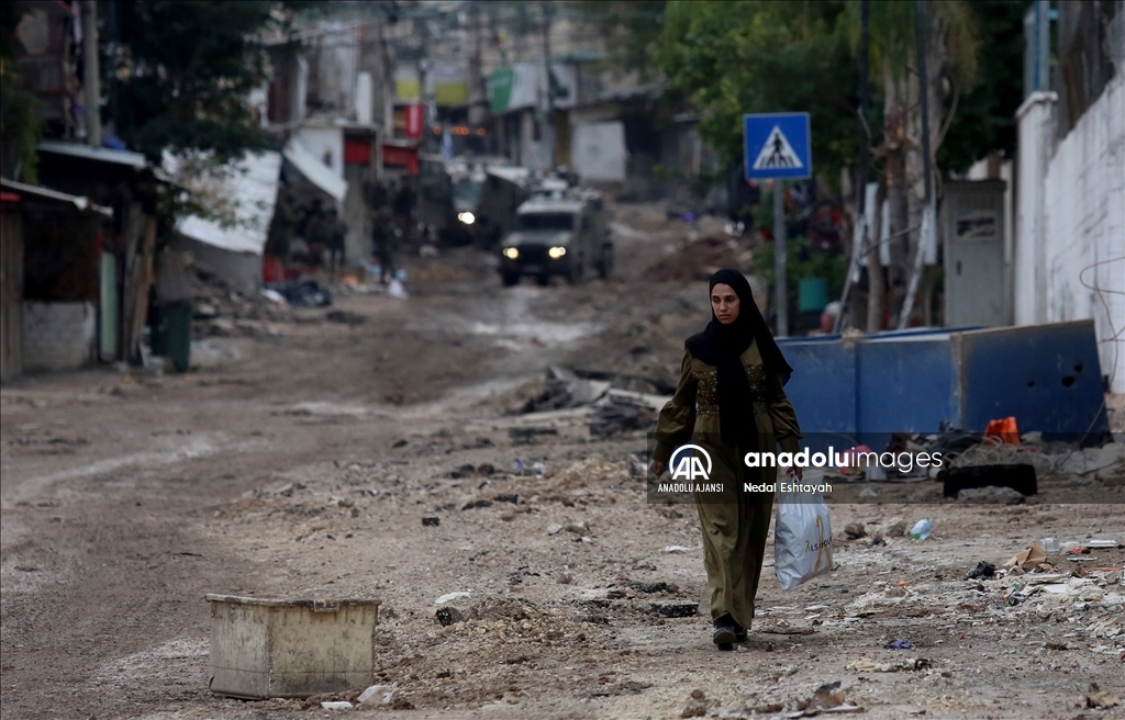 İsrail güçleri Batı Şeria'nın Tulkerim Mülteci Kampı'nda gözaltı ve tahribata devam ediyor