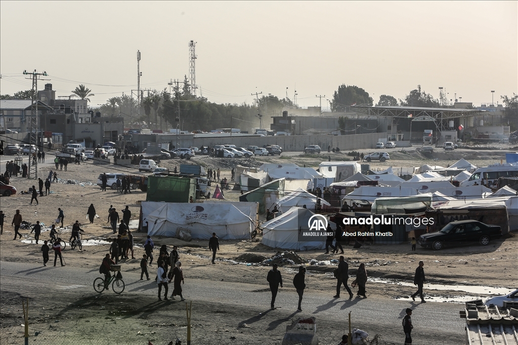 İsrail saldırılarından kaçan Gazzeliler, Refah'ta çadırlarda yaşamlarını sürdürüyor