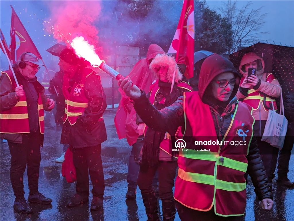 Fransa'da işçiler Paris 2024 Oyunları Genel Merkezi önünde çalışma koşullarını protesto etti