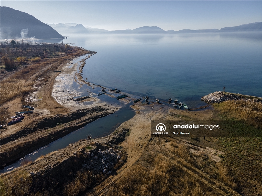 Eğirdir gölünün su seviyesi azaldı