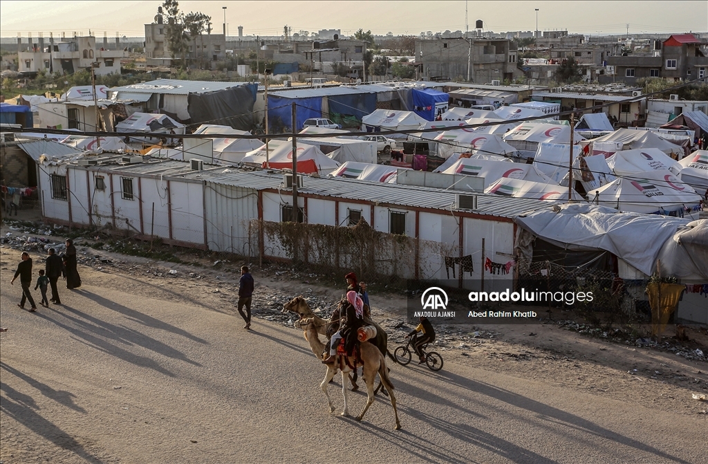 İsrail saldırılarından kaçan Gazzeliler, Refah'ta çadırlarda yaşamlarını sürdürüyor