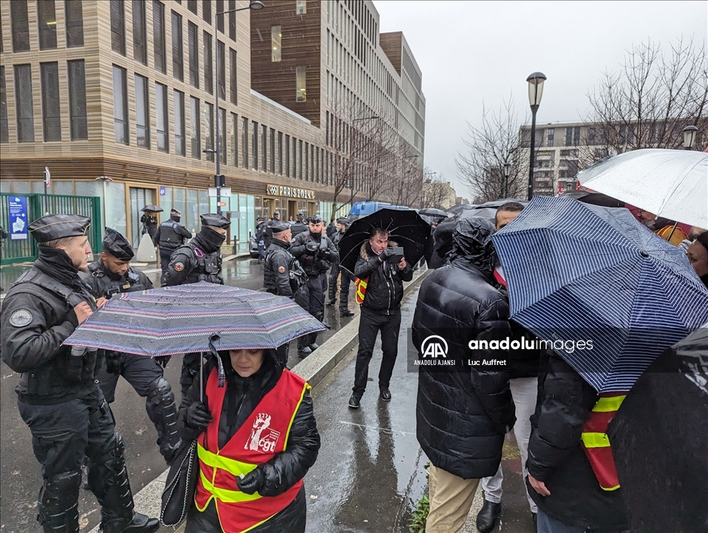 Fransa'da işçiler Paris 2024 Oyunları Genel Merkezi önünde çalışma koşullarını protesto etti