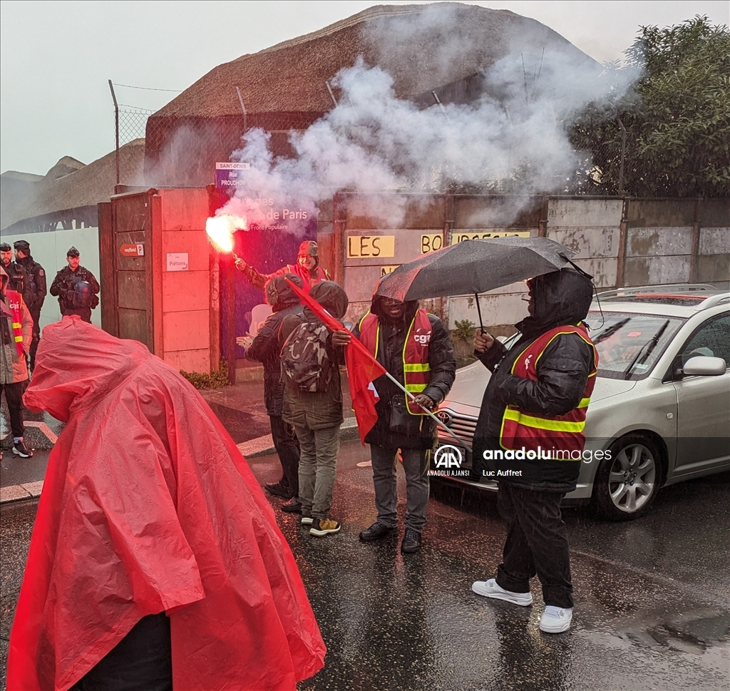 Fransa'da işçiler Paris 2024 Oyunları Genel Merkezi önünde çalışma koşullarını protesto etti
