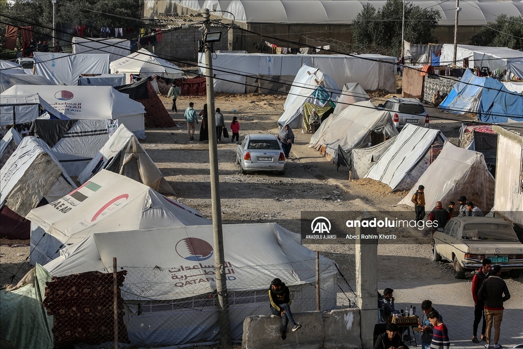 İsrail saldırılarından kaçan Gazzeliler, Refah'ta çadırlarda yaşamlarını sürdürüyor