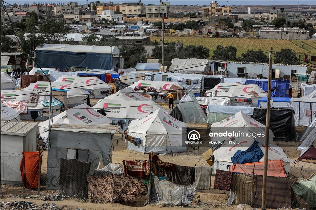 İsrail saldırılarından kaçan Gazzeliler, Refah'ta çadırlarda yaşamlarını sürdürüyor