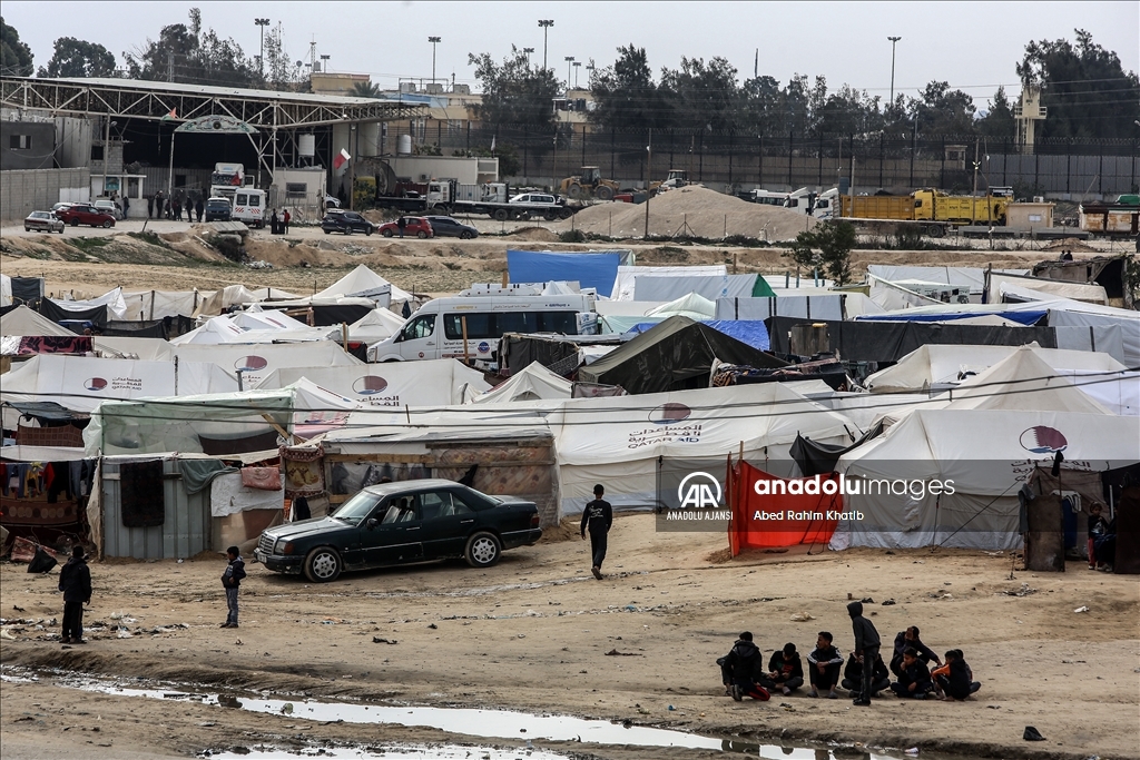 İsrail saldırılarından kaçan Gazzeliler, Refah'ta çadırlarda yaşamlarını sürdürüyor