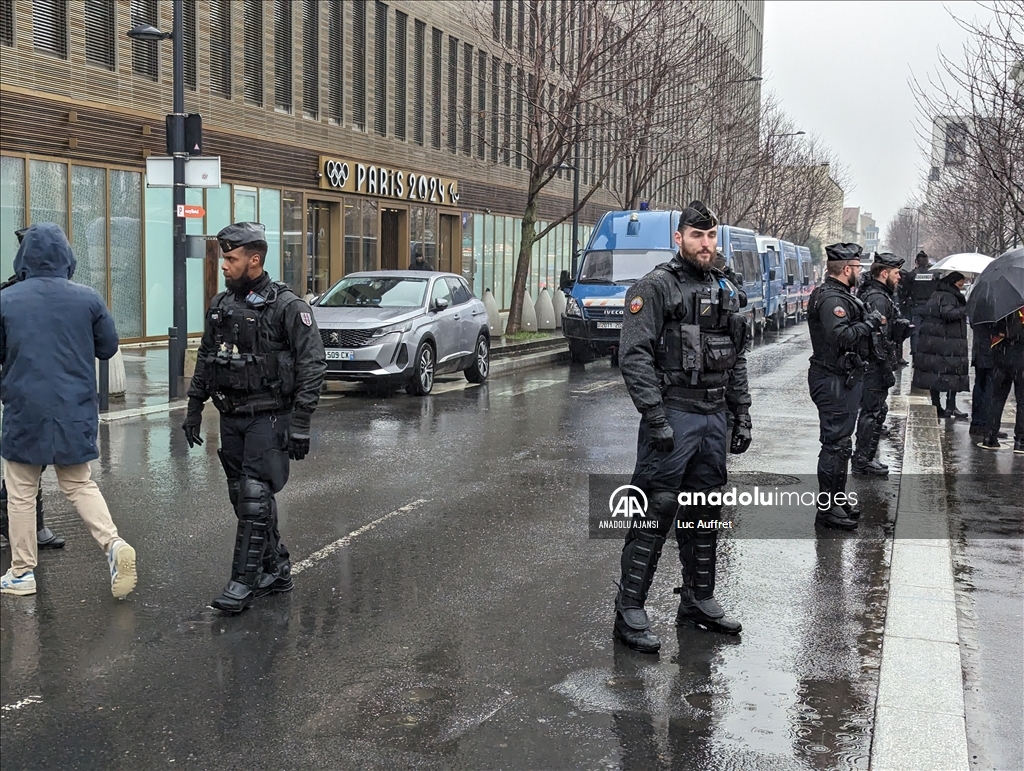 Fransa'da işçiler Paris 2024 Oyunları Genel Merkezi önünde çalışma koşullarını protesto etti