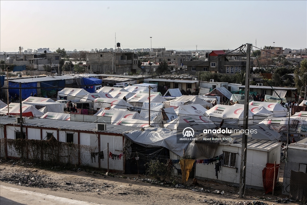 İsrail saldırılarından kaçan Gazzeliler, Refah'ta çadırlarda yaşamlarını sürdürüyor