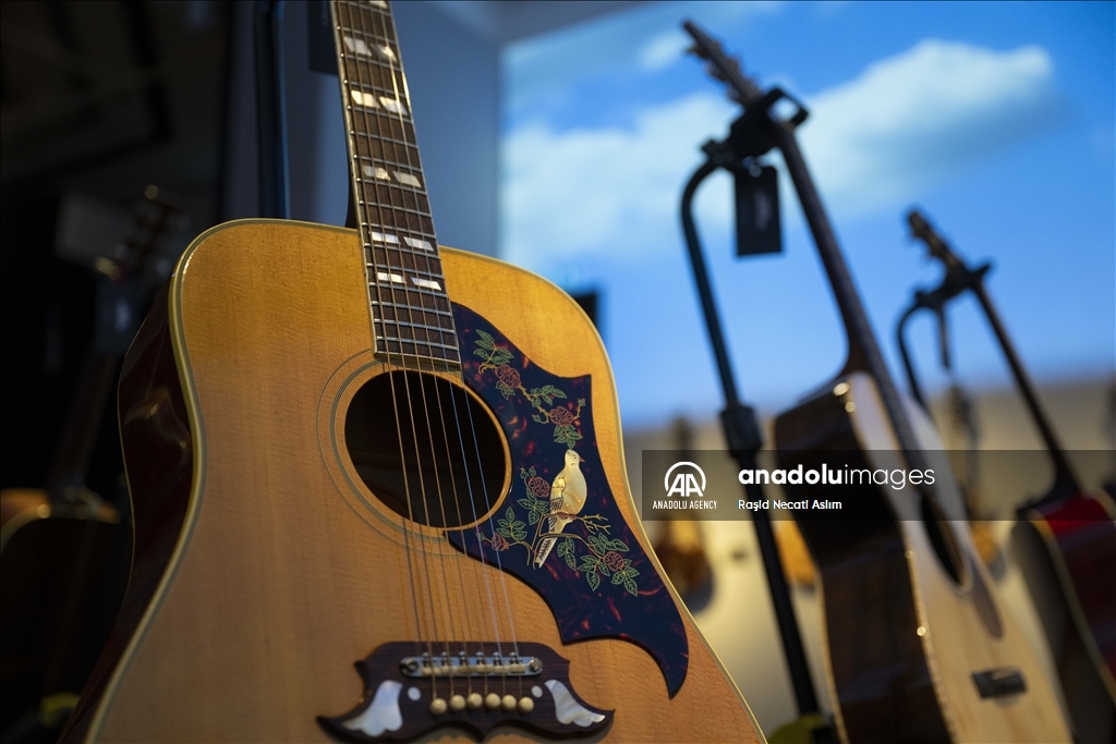 Press preview for personal guitar collection of Mark Knopfler's in UK