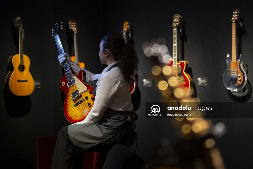 Press preview for personal guitar collection of Mark Knopfler's in UK