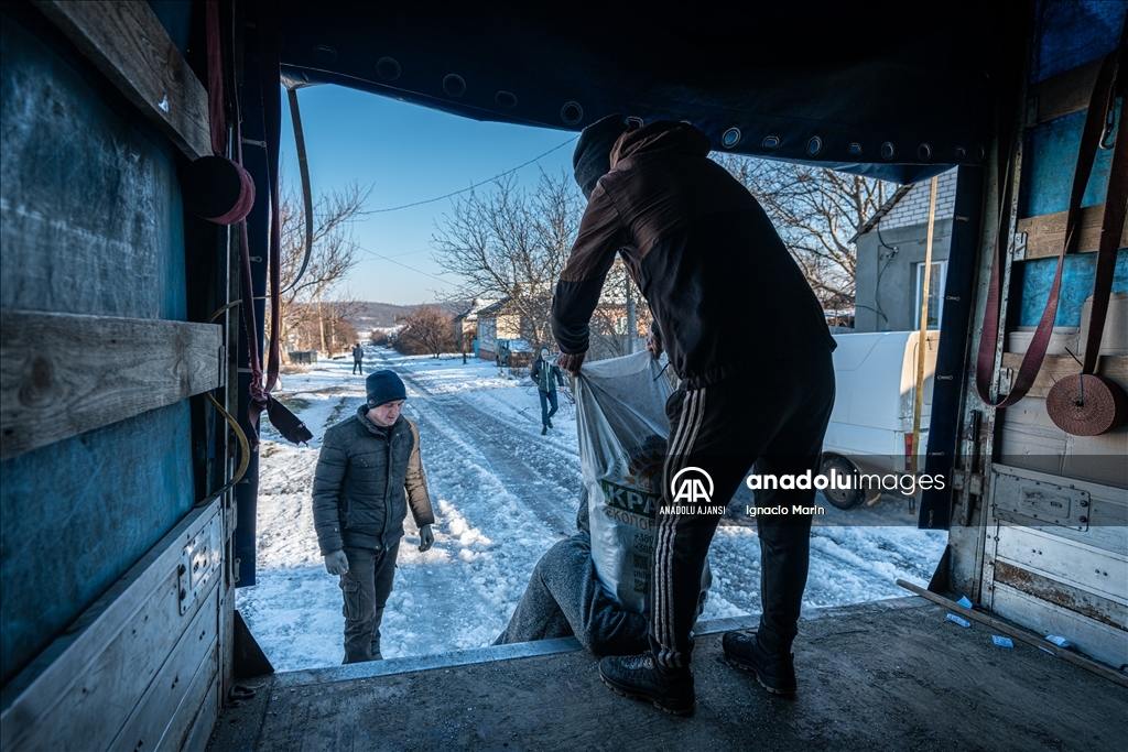Ukrayna'da cephe hattına yakın yaşayan sivillere yakıt yardımı