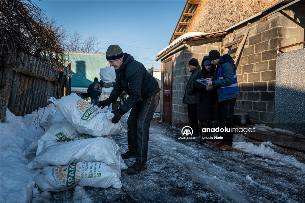 Ukrayna'da cephe hattına yakın yaşayan sivillere yakıt yardımı