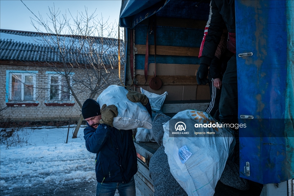 Ukrayna'da cephe hattına yakın yaşayan sivillere yakıt yardımı