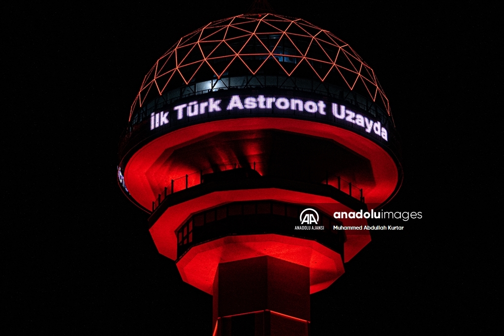 Türkiye'nin İlk Uzay Yolculuğu Nedeniyle Atakule Kırmızı- Beyaz Renklerle Işıklandırıldı