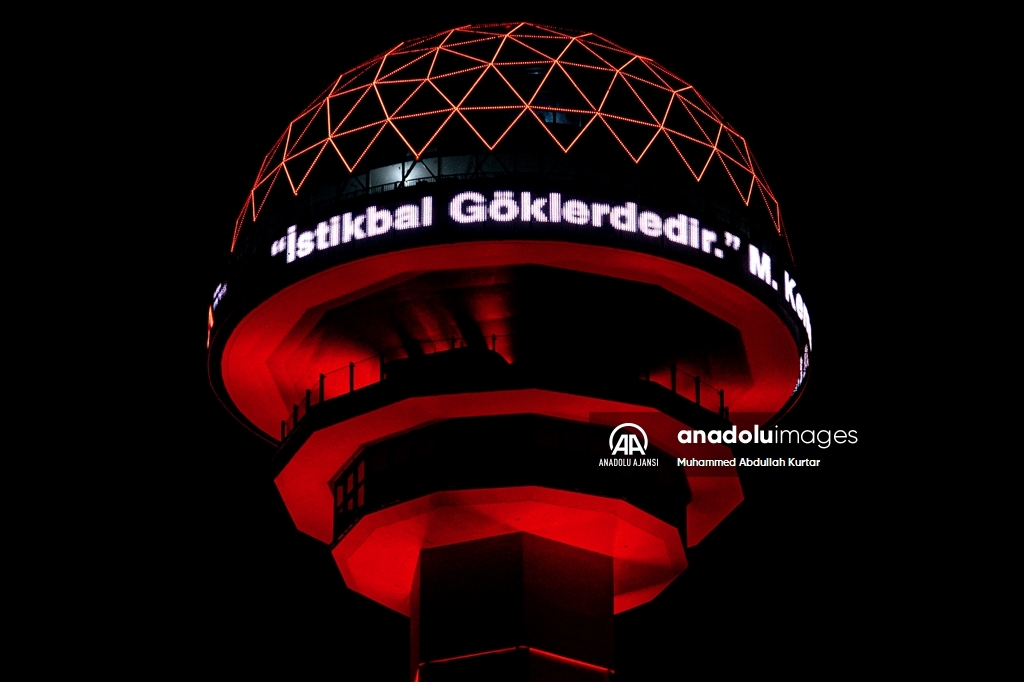 Türkiye'nin İlk Uzay Yolculuğu Nedeniyle Atakule Kırmızı- Beyaz Renklerle Işıklandırıldı