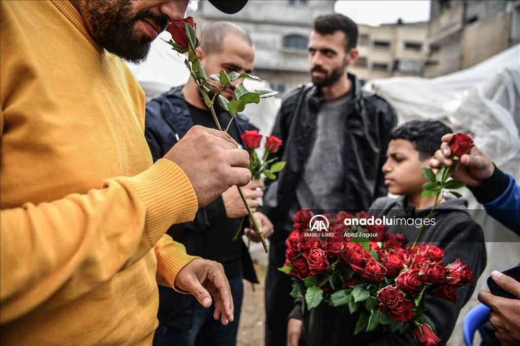 Gazzeli çocuk sattığı güllerle sürgün edilen Filistinlilerin yüzünü güldürüyor