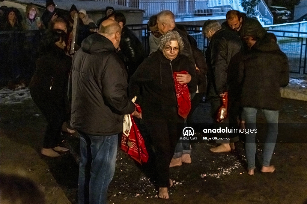 Yunanistan'da ''Anastenaria'' yalın ayak ateş yürüyüşü ritüeli düzenlendi