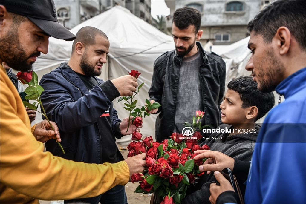 Gazzeli çocuk sattığı güllerle sürgün edilen Filistinlilerin yüzünü güldürüyor