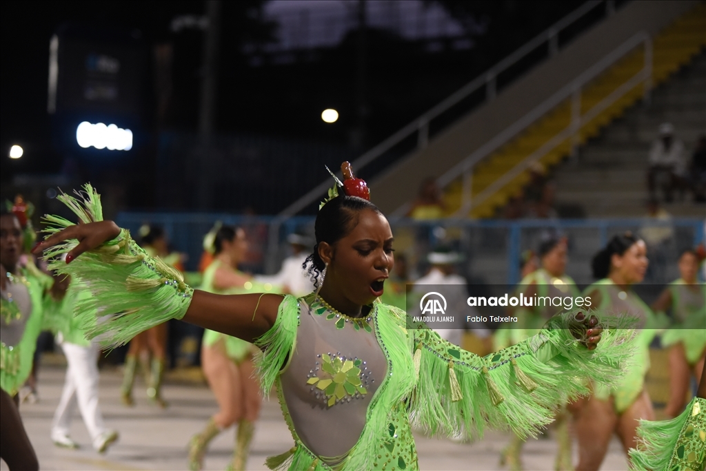 Brezilya'da Rio Karnavalı öncesi dans okulu provaları