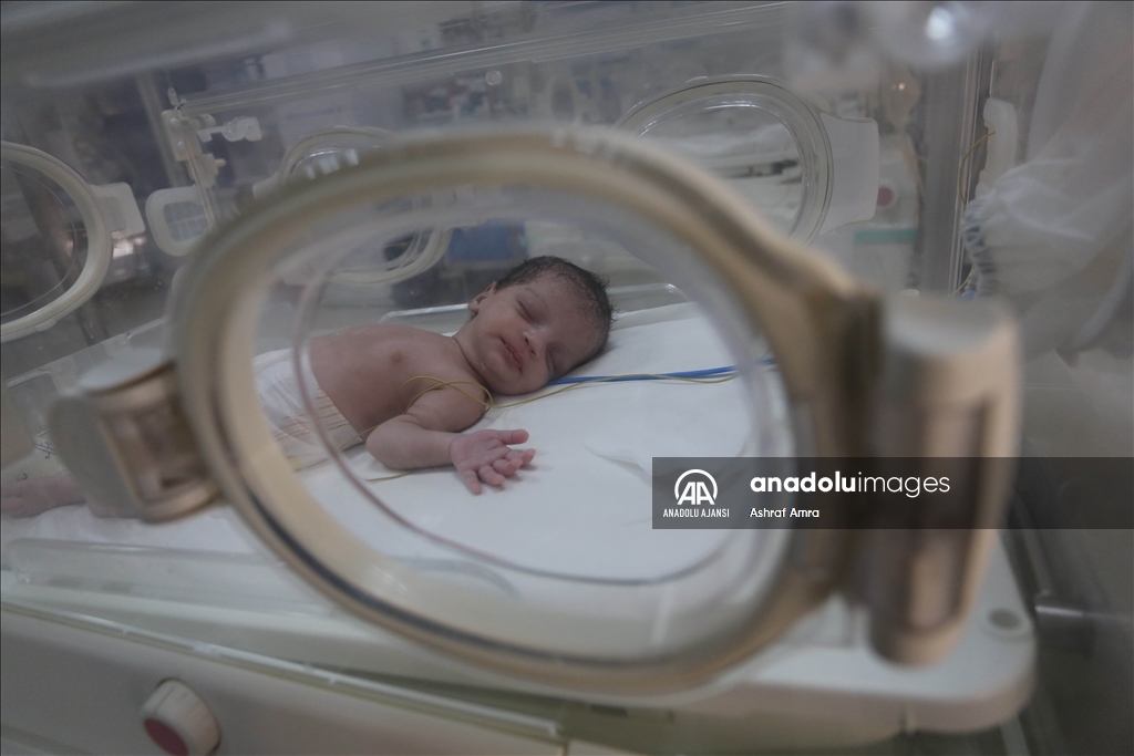 İsrail'in Gazze'ye saldırısında ölen annenin karnındaki bebek kurtarıldı