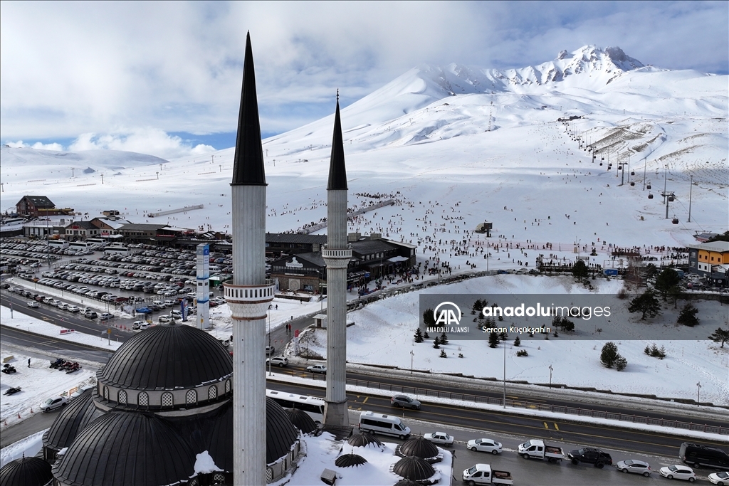 Kayakseverler Yarıyıl Tatilinde Erciyes'e Akın Etti