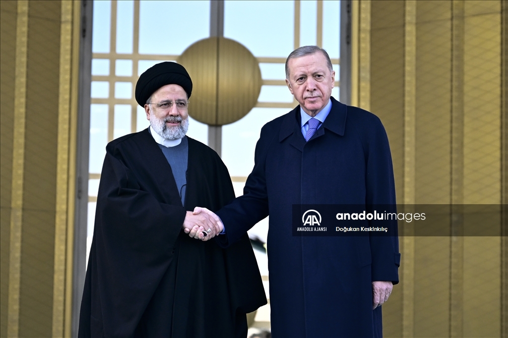 Cumhurbaşkanı Erdoğan, İran Cumhurbaşkanı Reisi'yi resmi törenle karşıladı