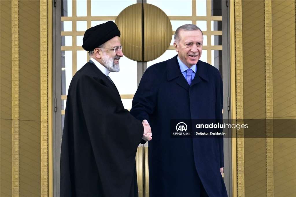 Cumhurbaşkanı Erdoğan, İran Cumhurbaşkanı Reisi'yi resmi törenle karşıladı