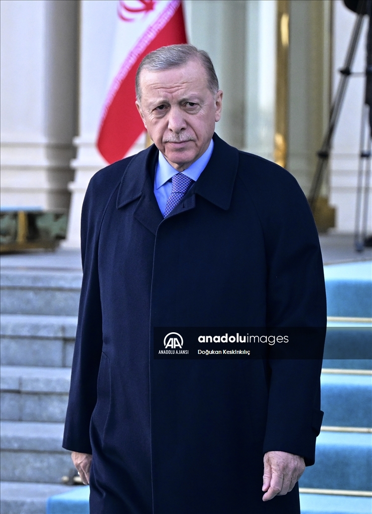 Cumhurbaşkanı Erdoğan, İran Cumhurbaşkanı Reisi'yi resmi törenle karşıladı