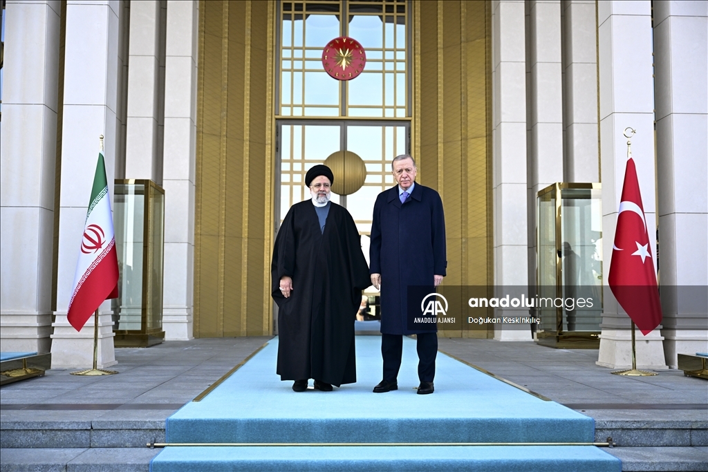 Cumhurbaşkanı Erdoğan, İran Cumhurbaşkanı Reisi'yi resmi törenle karşıladı