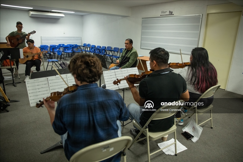 Meksika'nın ilk Mariachi Okulu 'Ollin Yoliztli Garibaldi'