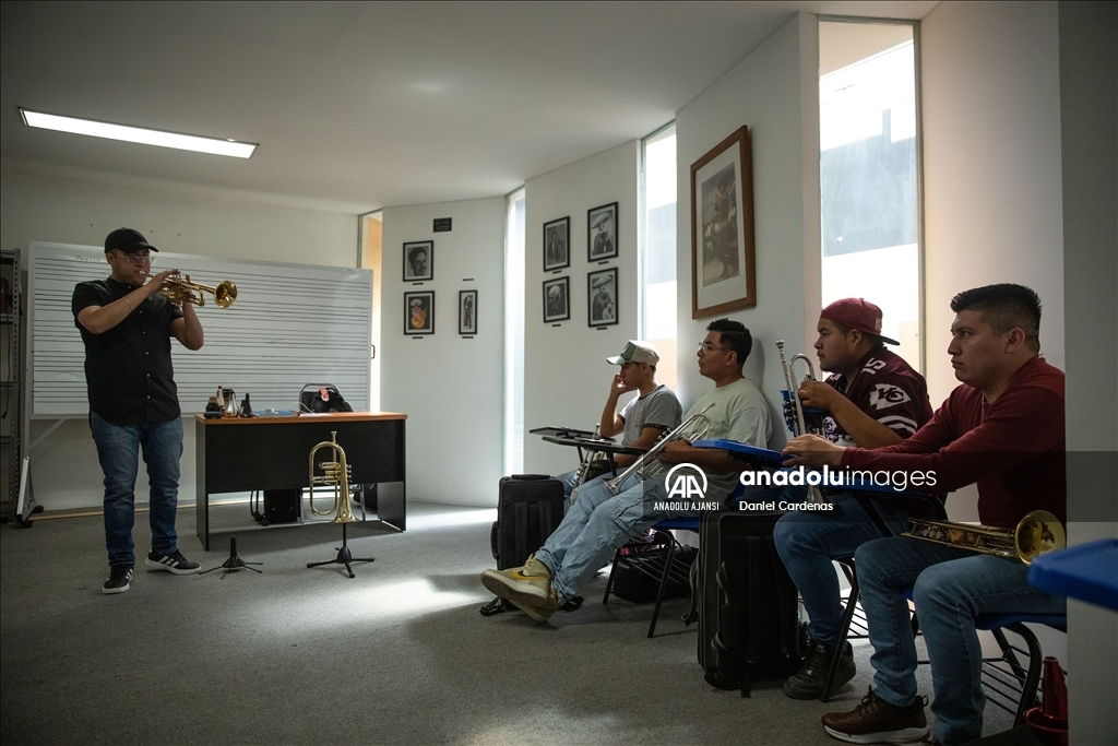 Meksika'nın ilk Mariachi Okulu 'Ollin Yoliztli Garibaldi'