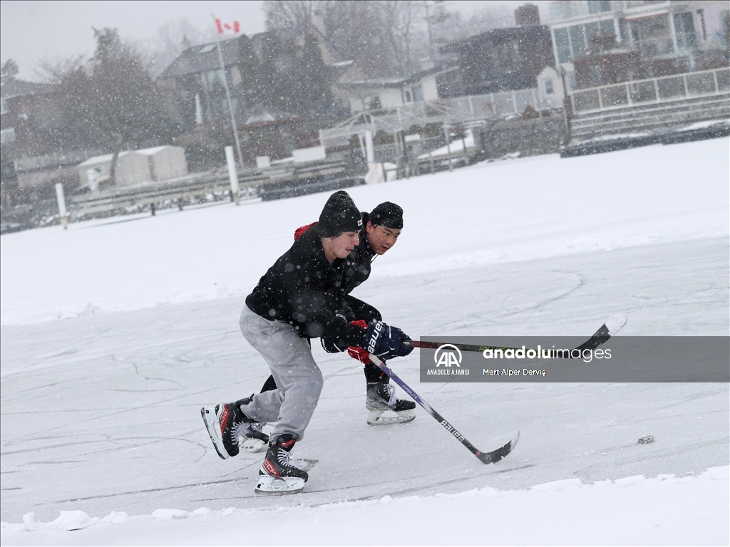 Ontario Gölü'nde sportif balıkçılık ve buz hokeyi
