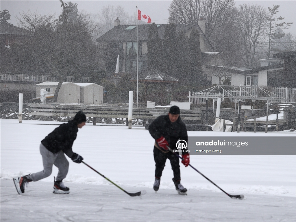 Ontario Gölü'nde sportif balıkçılık ve buz hokeyi