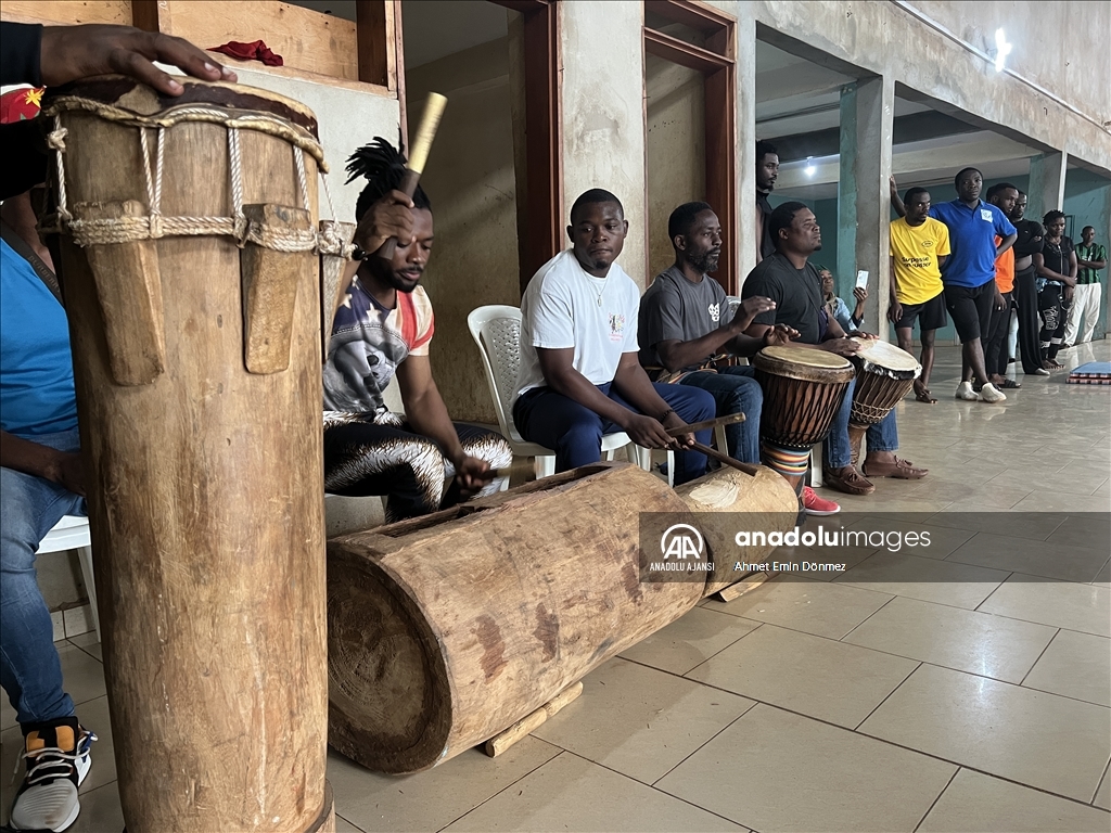 Kamerun'da asırlar boyunca iletişim için kullanılan vurmalı çalgı: "Tam-tam"