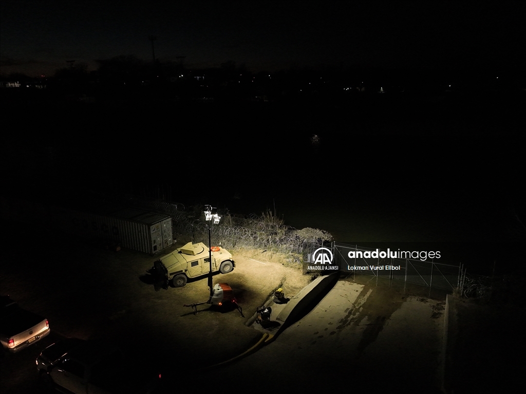 Teksas Ulusal Muhafız askerleri Shelby Park'ta bekliyor