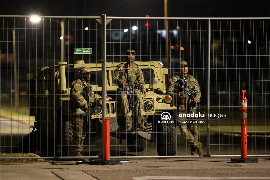 Teksas Ulusal Muhafız askerleri Shelby Park'ta bekliyor