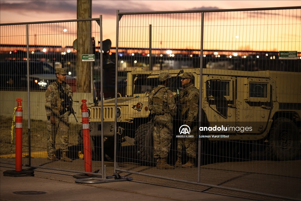 Teksas Ulusal Muhafız askerleri Shelby Park'ta bekliyor