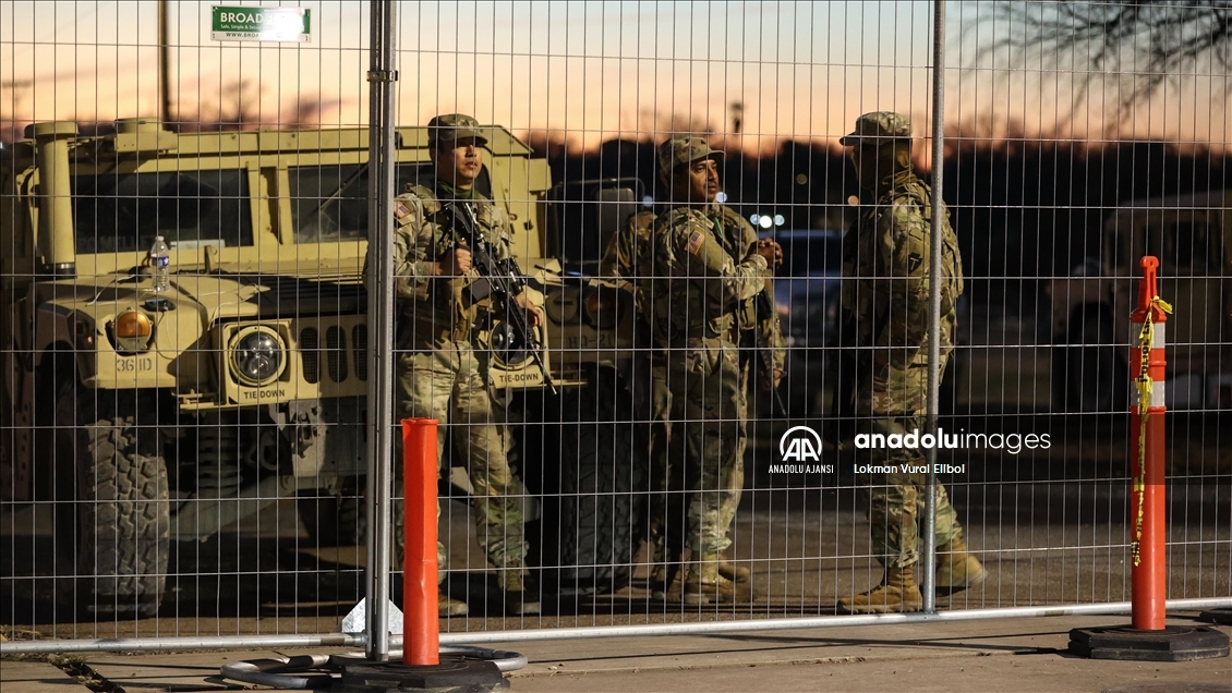 Teksas Ulusal Muhafız askerleri Shelby Park'ta bekliyor