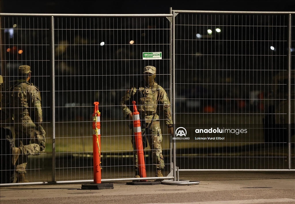 Teksas Ulusal Muhafız askerleri Shelby Park'ta bekliyor