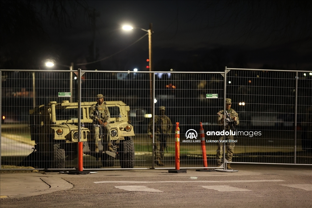 Teksas Ulusal Muhafız askerleri Shelby Park'ta bekliyor