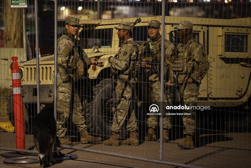 Teksas Ulusal Muhafız askerleri Shelby Park'ta bekliyor