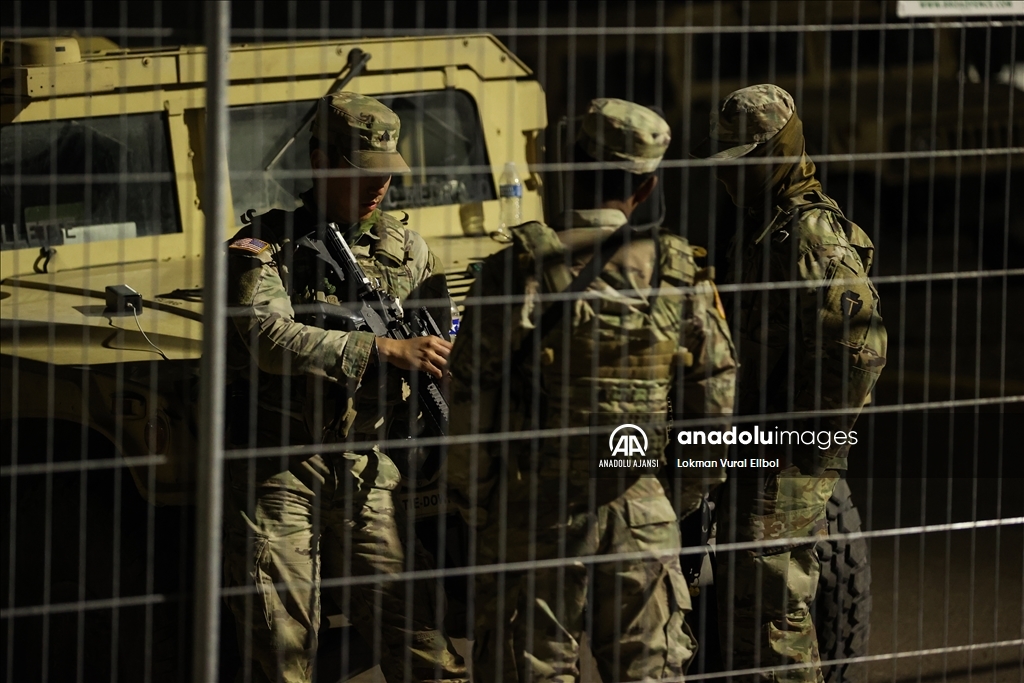 Teksas Ulusal Muhafız askerleri Shelby Park'ta bekliyor