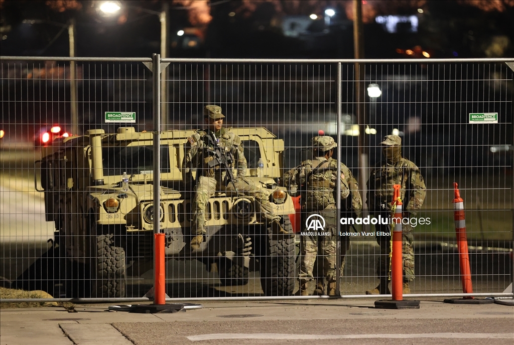 Teksas Ulusal Muhafız askerleri Shelby Park'ta bekliyor