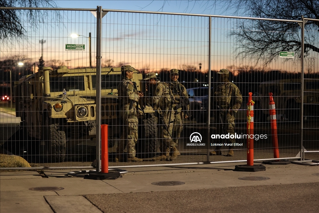 Teksas Ulusal Muhafız askerleri Shelby Park'ta bekliyor