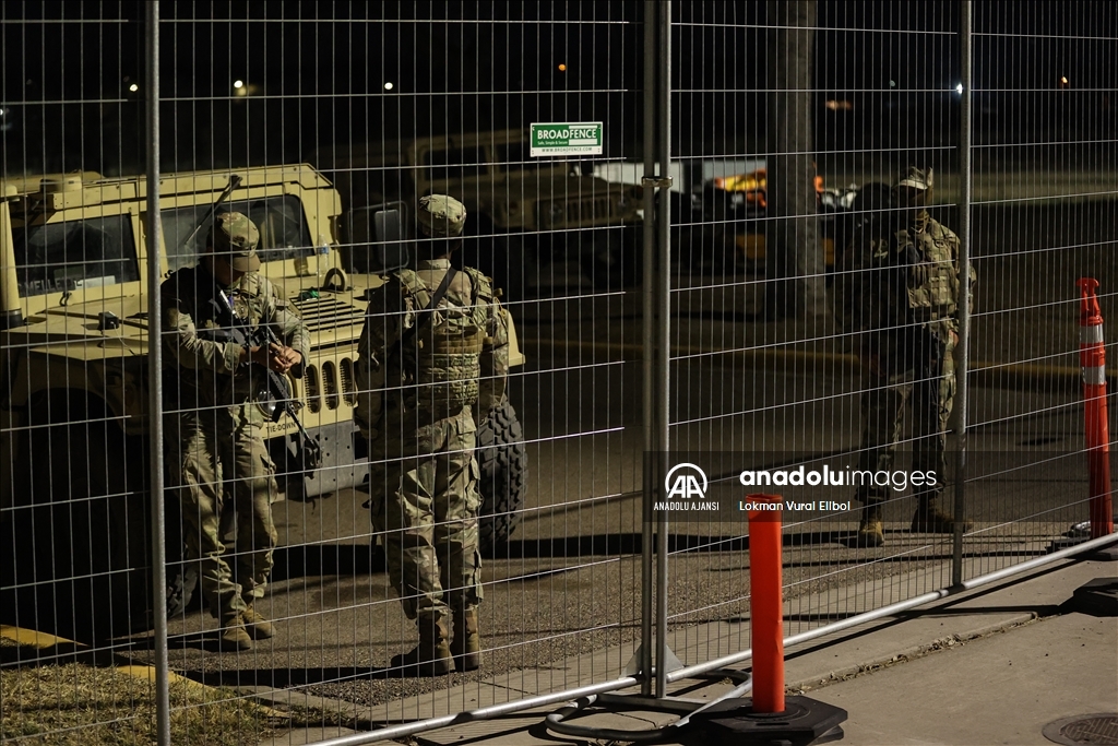 Teksas Ulusal Muhafız askerleri Shelby Park'ta bekliyor